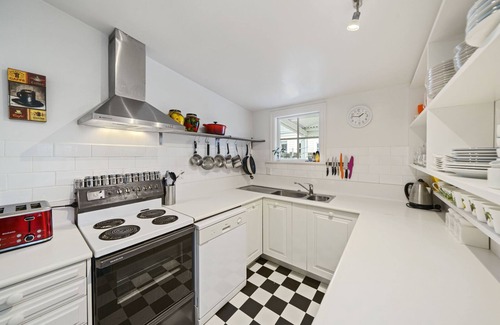 Martinborough House | Pendreigh Cottage - Martinborough Holiday Home