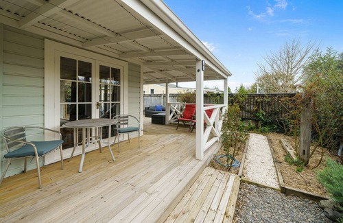 Martinborough House | Pendreigh Cottage - Martinborough Holiday Home