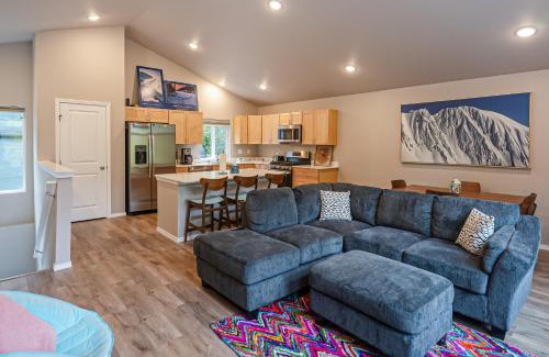 Alyeska House | Penguin Ridge Perch + Girdwood Vibes