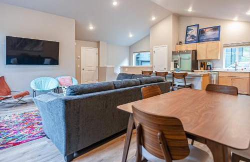 Alyeska House | Penguin Ridge Perch + Girdwood Vibes