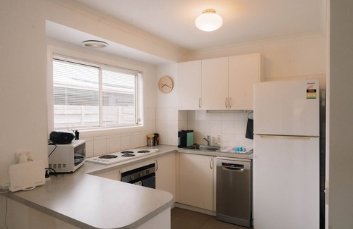 Surf Beach House | Penguins & Beach Escape - Beachley Bungalow 2 with WiFi