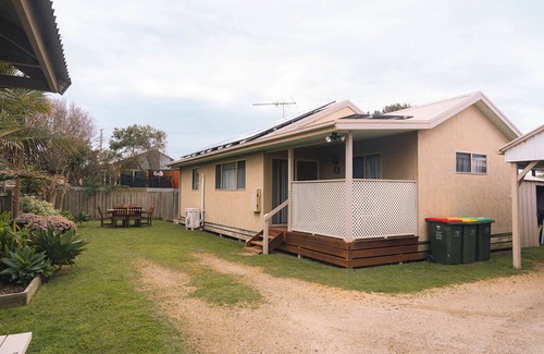Surf Beach House | Penguins & Beach Escape - Beachley Bungalow 2 with WiFi
