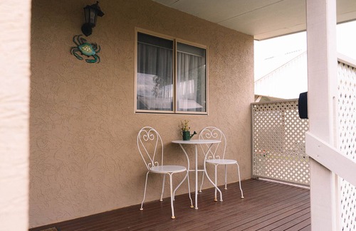 Surf Beach House | Penguins & Beach Escape - Beachley Bungalow 2 with WiFi