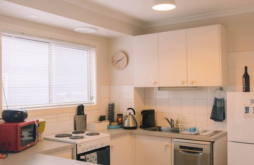 Surf Beach House | Penguins & Beach Escape - Beachley Bungalow 1 - Inc WIFI