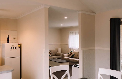 Surf Beach House | Penguins & Beach Escape - Beachley Bungalow 1 - Inc WIFI