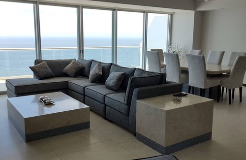 Cerritos Condo | Peninsula-Pacific-Pearl-9-people