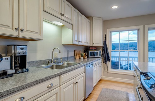 Town of Jerusalem House | Penny Lane: lake home on Keuka Lake with large sun deck, private lakefront, sleeps 10
