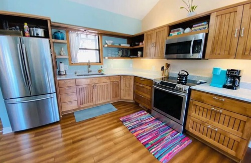 Holiday Island Apartment | Penny's Place, Near Marina, Kitchen, FAST WiFi