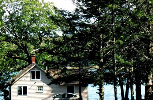 Penobscot Cottage | Penobscot Bay Cottage. Saturday-to-Saturday rentals. Pet Friendly. Waterfront.