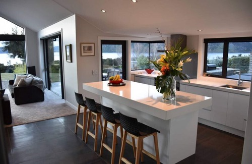 Wanaka House | Penrith Point · Large family home with direct lake access.