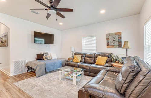 West Pensacola House | Pensacola Home on 1 Acre with Large Yard and Grill!