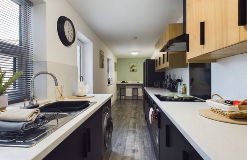 Darlington House | Pensbury - Six-Bedroom House