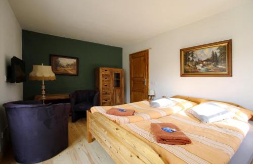 Bernstadt a. d. Eigen House | Pension und Falknerei an der alten Schmiede