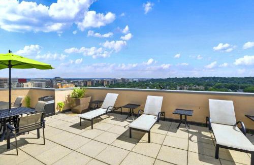 Pentagon City Apartment | Pentagon City Escape - Contemporary & Comfy