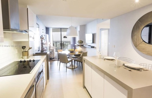 Edgewater Condo | Penthouse 1BD 1.5BTH w Den Area & Large Balcony