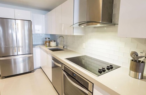 Edgewater Condo | Penthouse 1BD 1.5BTH w Den Area & Large Balcony