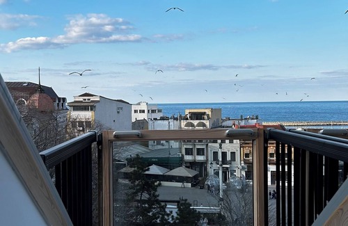 Old Town Apartment | Penthouse apartment with terrace in Constanta/The Composer