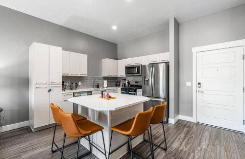 Downtown Salt Lake City Apartment | Penthouse Apt - PoolGymHotTubPkg - View!