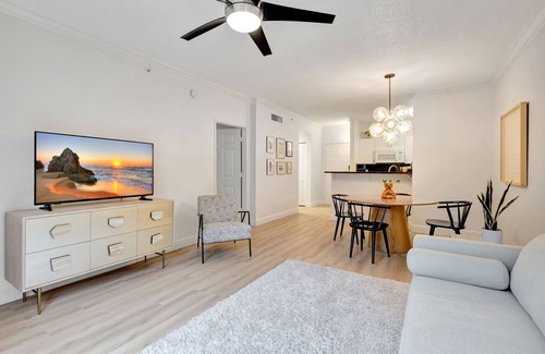 Grandview Heights Apartment | Penthouse Chic in Downtown WPB - 1BR Condo w/Pool, Gym & Garage Parking