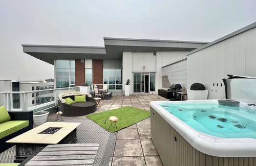 Southwest Edmonton Condo | Penthouse Condo + Roofdeck/hot tub