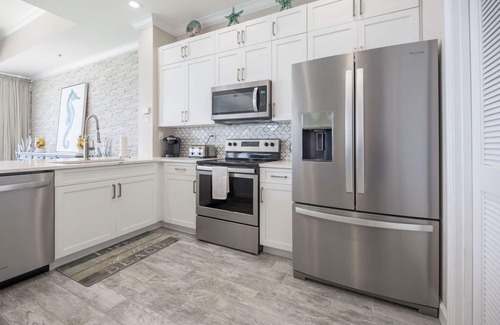 Thomas Drive Condo | Penthouse corner, floor to ceiling windows, high ceilings 2 primary a guestroom