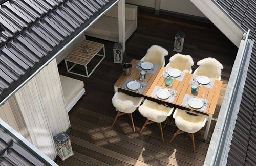Hohen Niendorf Apartment | Penthouse/Ferienwohnung mit Turmzimmer und Dachterrasse