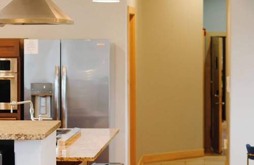 Westown Condo | Penthouse Fiserv, Bars, Perks & Big City Views Downtown Milwaukee