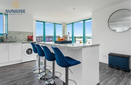 Dundee Apartment | PentHouse - 3 King Beds