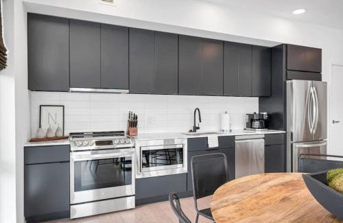 North Capitol House | Penthouse River View Walk Downtown, Garage Parking
