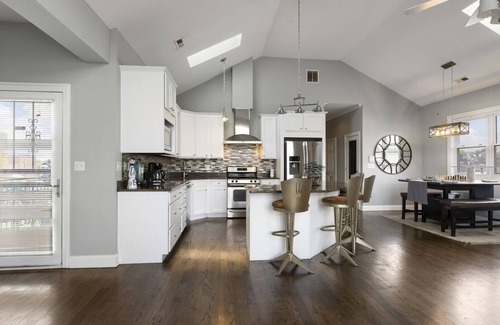 Bronzeville Condo | Penthouse Spa Condo @ Bronzeville