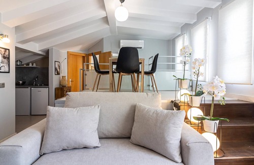 Ensanche Centro Apartment | Penthouse spacieux au centre de Malaga avec 1 chambre, balcon, WiFi, climatisation et cuisine équipée