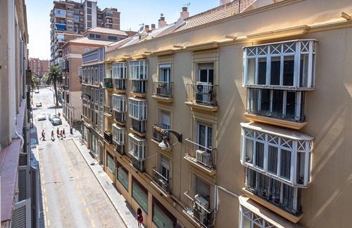 Ensanche Centro Apartment | Penthouse spacieux au centre de Malaga avec 1 chambre, balcon, WiFi, climatisation et cuisine équipée