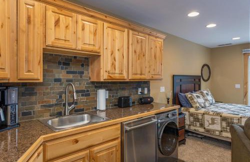 Kellogg Apartment | Penthouse Studio w Mtn Sunrise Views & Near Silver Mtn