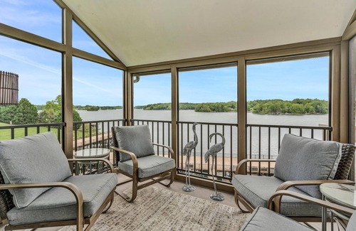 North Shore Condo | Penthouse View - Smith Mountain Lake