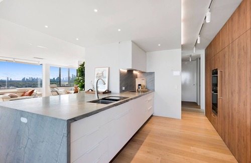 St Kilda West Apartment | Penthouse with Panoramic Bay and City views
