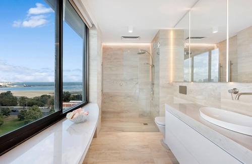St Kilda West Apartment | Penthouse with Panoramic Bay and City views