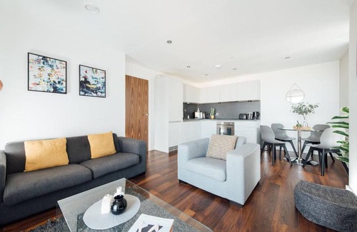 Primrose Hill Apartment | Penthouse with Pool Table + Private Garden