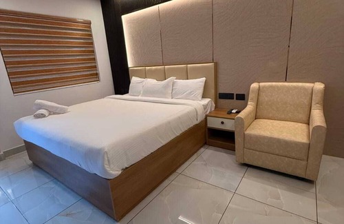 Edapalli Hotel | PEPPER COAST SUITES