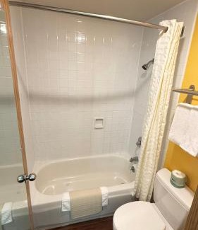 Beaverton Hotel | Pepper Tree Inn