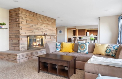 Oak Harbor House | Perch - Balda Getaway: Spacious family friendly rambler with harbor view
