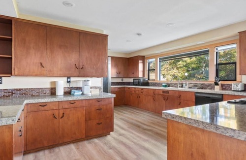 Oak Harbor House | Perch - Balda Getaway: Spacious family friendly rambler with harbor view