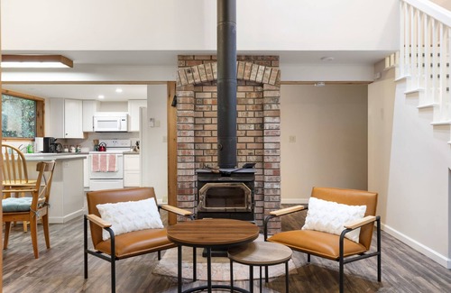Coupeville House | Perch - Rhododendron Loft: Cozy Getaway, Historic Reserve!