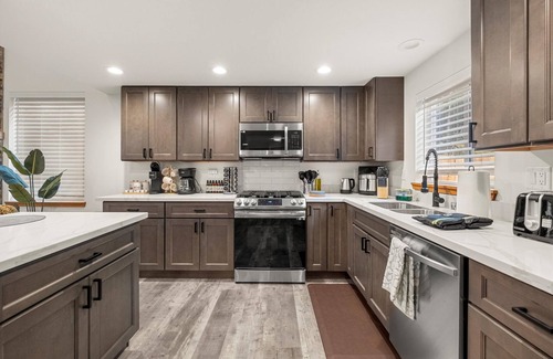 Paradise Estates Cabin | Perch - Spacious Modern Cabin w/Hot Tub, BBQ & Cali- King-Sized Bed | Pet-Friendly