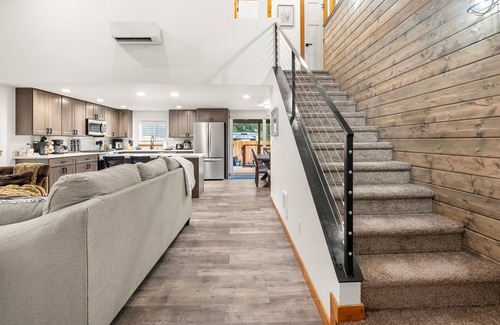 Paradise Estates Cabin | Perch - Spacious Modern Cabin w/Hot Tub, BBQ & Cali- King-Sized Bed | Pet-Friendly