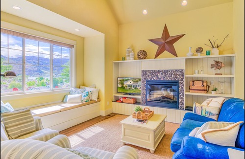 Oroville Cottage | Perched on the hill overlooking Veranda Beach & Lake Osoyoos