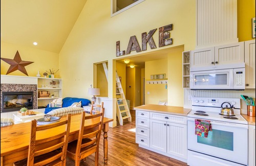 Oroville Cottage | Perched on the hill overlooking Veranda Beach & Lake Osoyoos