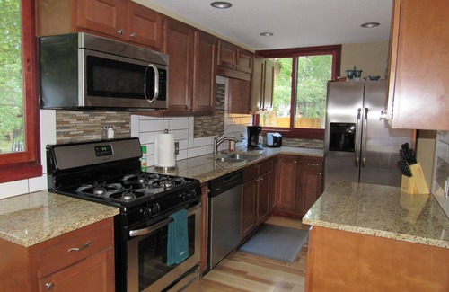 Broadmoor House | Perfect 2 Bedroom for Getaways and Remote Work or School!