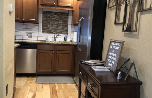 Broadmoor House | Perfect 2 Bedroom for Getaways and Remote Work or School!