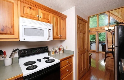 Black Bear Falls Cabin | Perfect 2BD Cabin by Pond! HOT TUB + Near Town