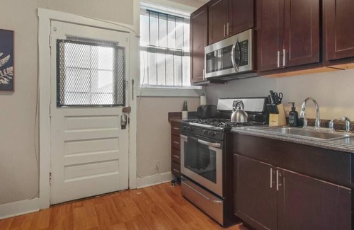 Rogers Park Apartment | Perfect 3BR Apt in Chicago w/WiFi & Laundry